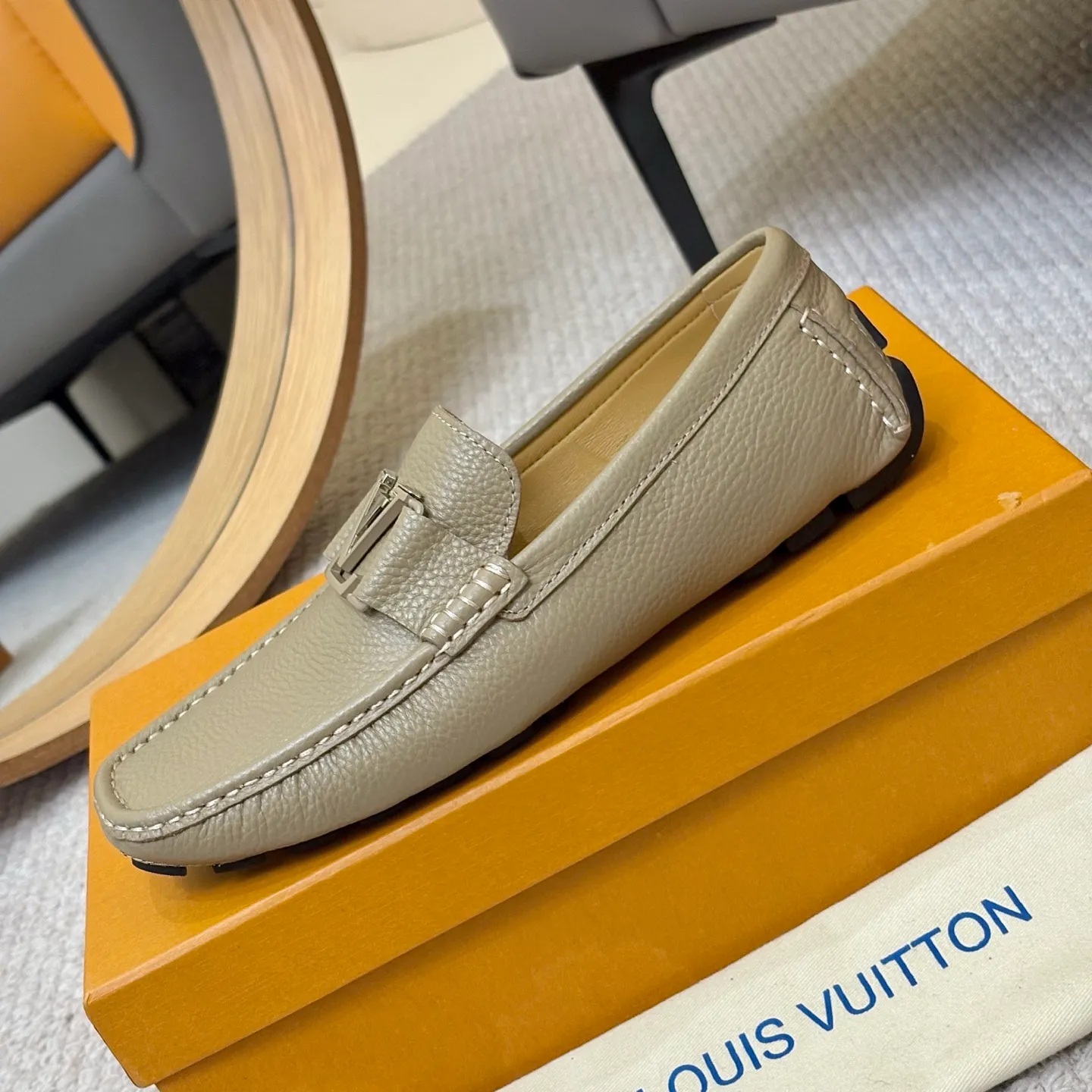 Men's men's shoes 💰420 (Yangli) LV 2⃣️0⃣️2⃣️5️⃣Spring and summer counter GLORIA series models ✈️Original factory special leather production, original last type. A classic driving slip-on casual shoe that shows an elegant style with exquisite craftsmanship details such as Monogram embossing all over the upper🌀Italian imported calfskin fabric Sheepskin foot pads➕Inside～Private mold replica sole Unique style Comfortable driving slip-on Size: 4-12 (38-46) Comes with [Counter packaging: original box, wrapping paper, card, instruction manual, shoehorn, cloth bag] No pressure to enter and leave the counter!